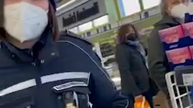 Se vogliamo uscirne è necessario fare questo in più persone e in più negozi