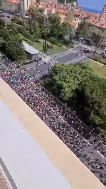 FRANCIA 31 luglio 2021 GRANDE PROTESTA contro il GREEN PASS E L'OBBLIGO VACCINALE