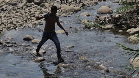 Las trochas, el único camino abierto entre Colombia y Venezuela