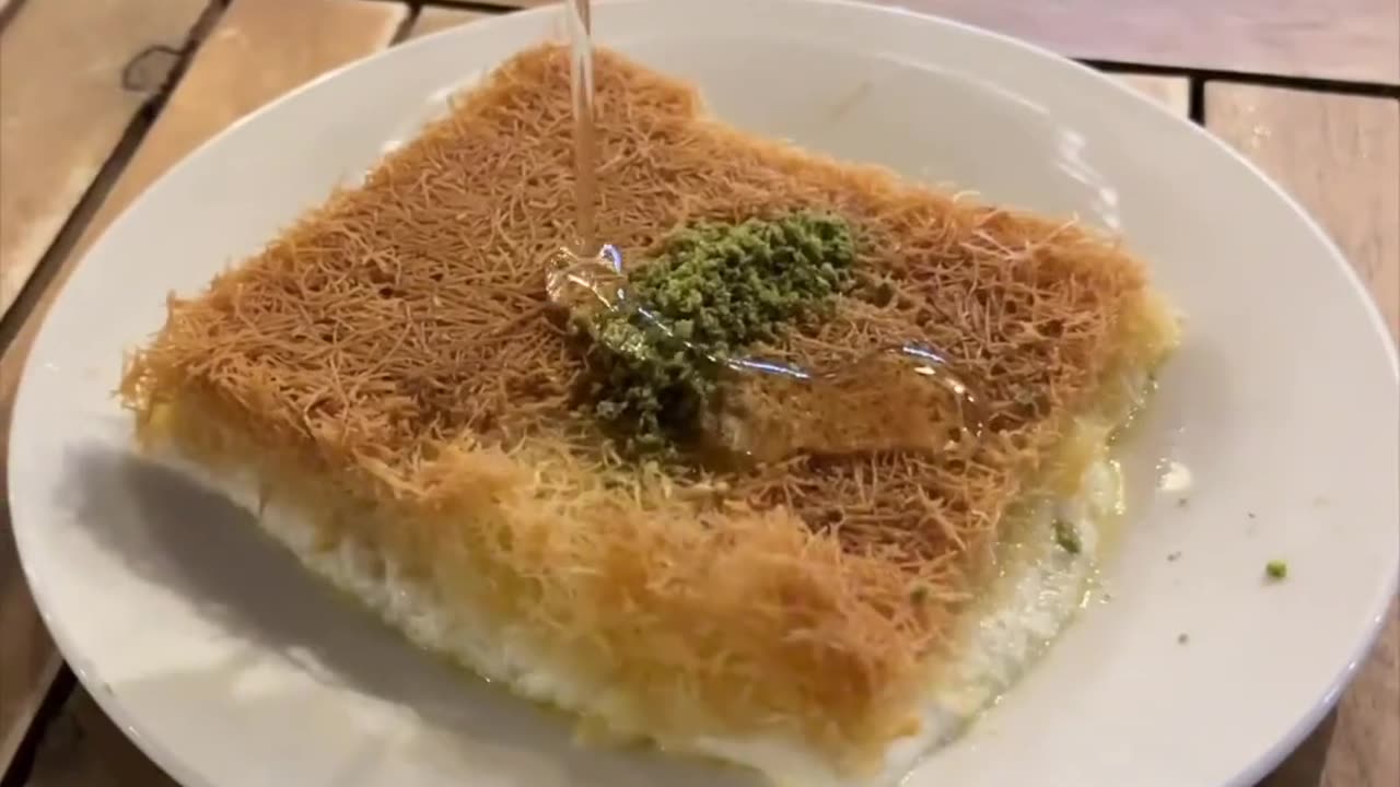 Karak, kunafa or machboos? We can't pick either 🤤🍴