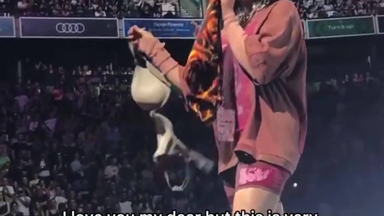 Billie eilish showing bikini (bra) in front of fans telling very warm