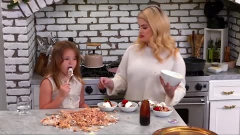 Selena Gomez and her sister Gracie's reaction on Pavlova dropping meringue