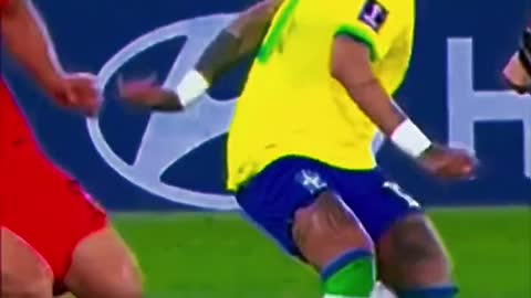 Neymar show up even the referee, directly wear crotch referee