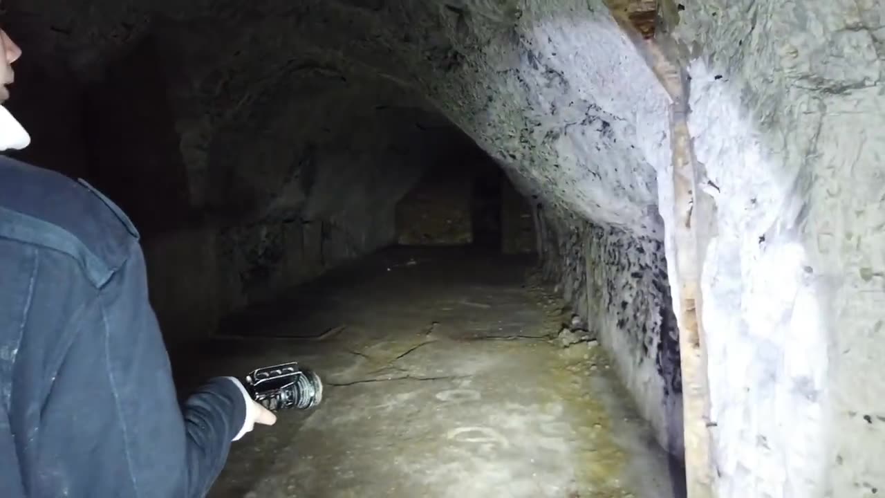 URBAN EXPLORING DEEP UNDERGROUND ww2TUNNEL SYSTEM