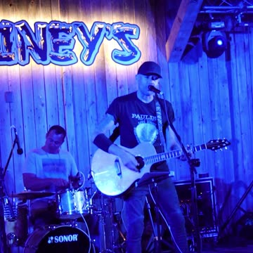 Bound for Branson singing Walker Hayes sing Fancy Like at Maloney's