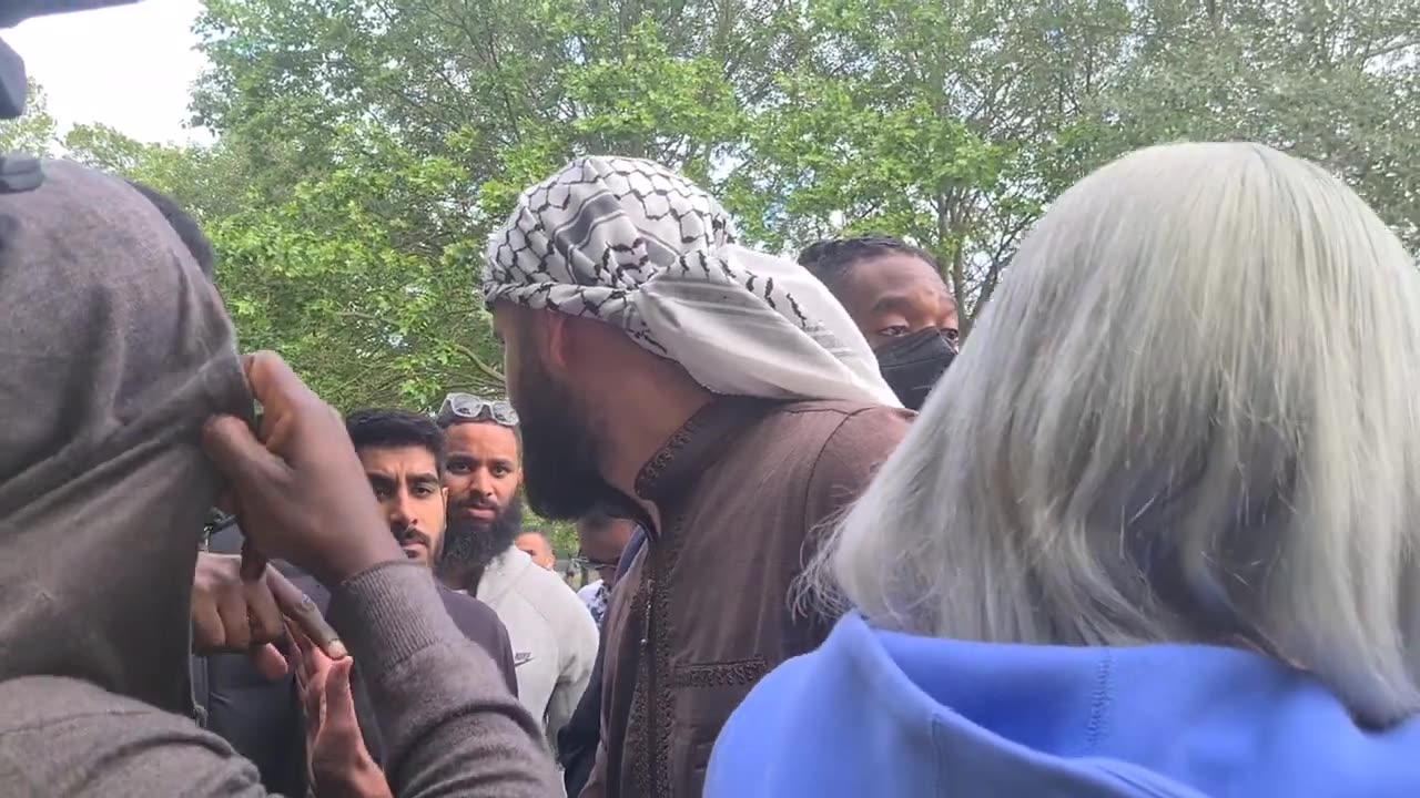 CHRISTIANS DESTORYING DAWAH SPEAKERS CORNER