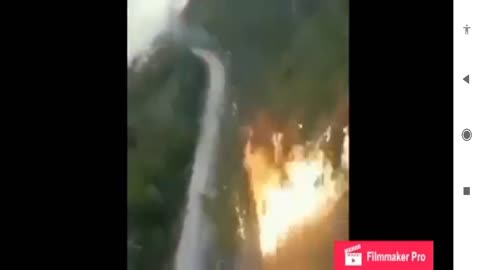 Gyúlékony anyagot fecskendeznek helikopterről az erdőre