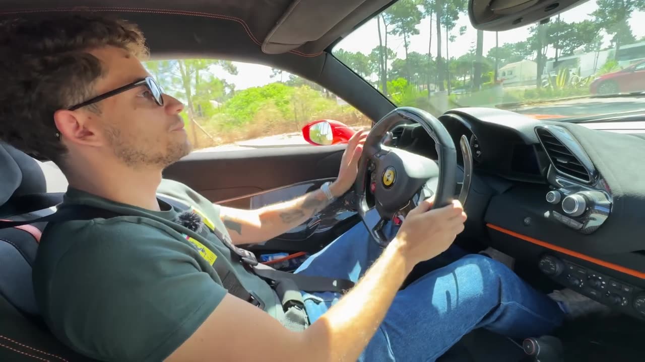 Um GAJO e um FERRARI 488 pista