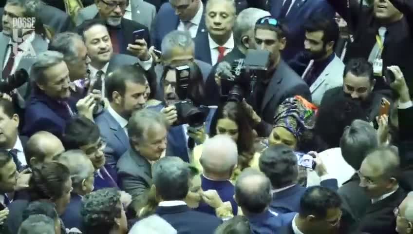 Flávia Arruda vai a posse e abraça Lula