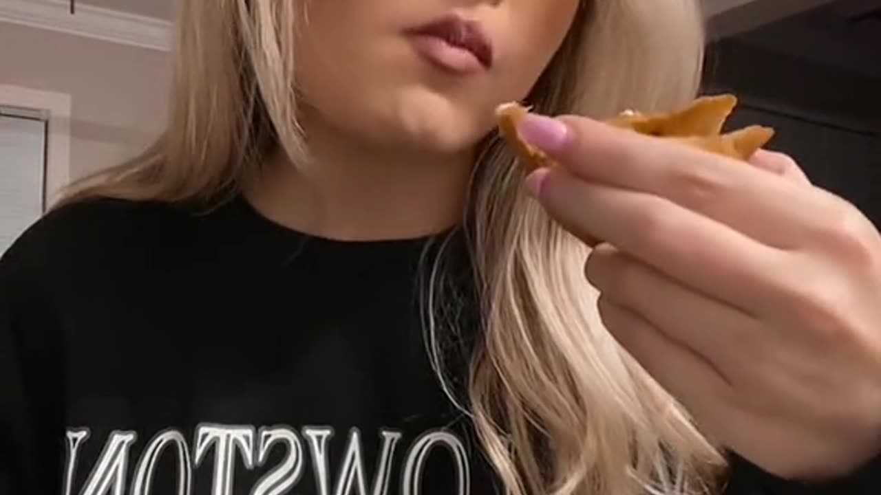 Credit: Flawlyss Trying Indian food