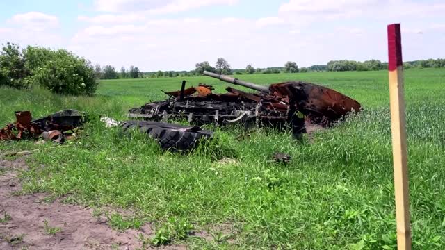 The Ukrainian civilians learning to clear mines