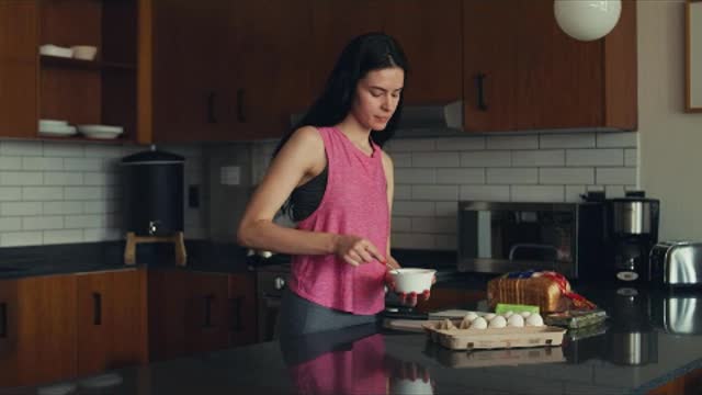 Woman preparing her lunch in the morning