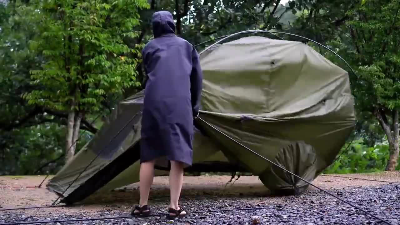 It's too difficult to set up a tent alone when camping outdoors in heavy rain...