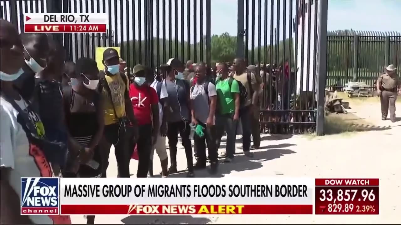 Massive group of imigrants is allowed in USA with the help of Texan rangers!