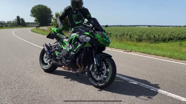 Kawasaki Ninja H2 - Exhaust/Engine Sounds Driving Past