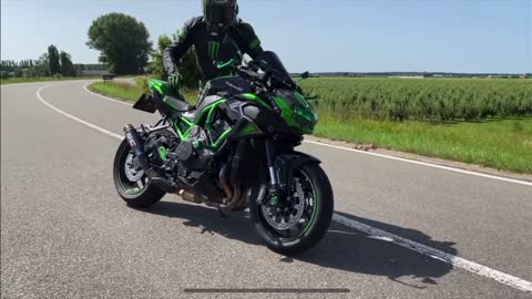 Kawasaki Ninja H2 - Exhaust/Engine Sounds Driving Past