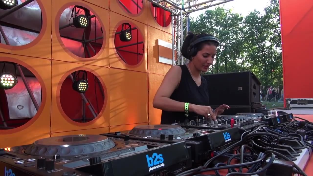 Fernanda Martins @ Refuse Stage - Decibel Outdoor Festival 2016 (Videoset)