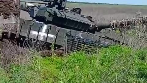 Ukrainians Dig Out Tank Stuck in the Mud