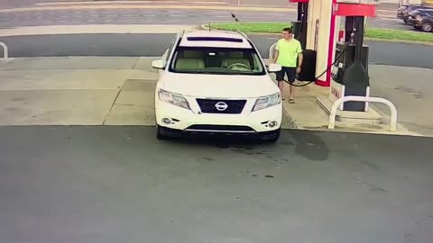 Man Gets Attacked While Filling His Car With Fuel!