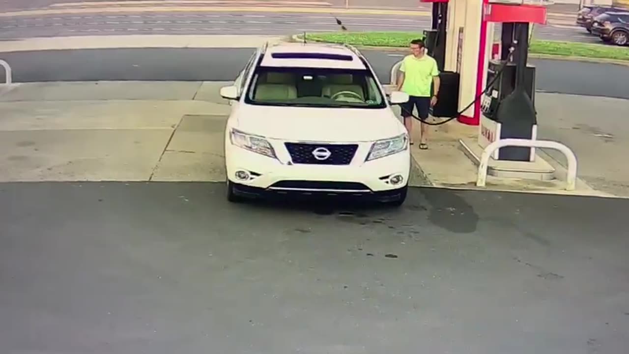Man Gets Attacked While Filling His Car With Fuel!