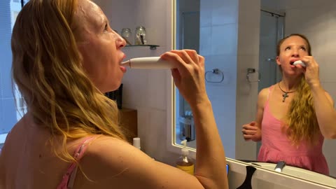 WE TEST THE PHILIPS SONICARE ELECTRIC TOOTHBRUSH//HOW TO ASSEMBLE THE PHILIPS SONICARE TOOTHBRUSH//