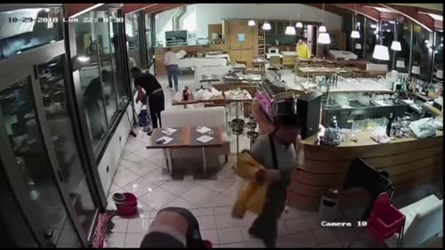 Wave“Crashes ”Through Windows of Restaurant