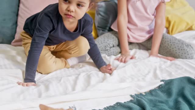 Two kids playing with cute cat on the bed🐱🐱🤪🤪🐈