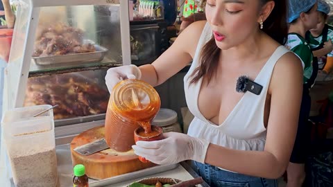 Lots Of Customers! The Most Popular Chicken Lady In Pattaya - Thai Food, Chicken Cutting Skills