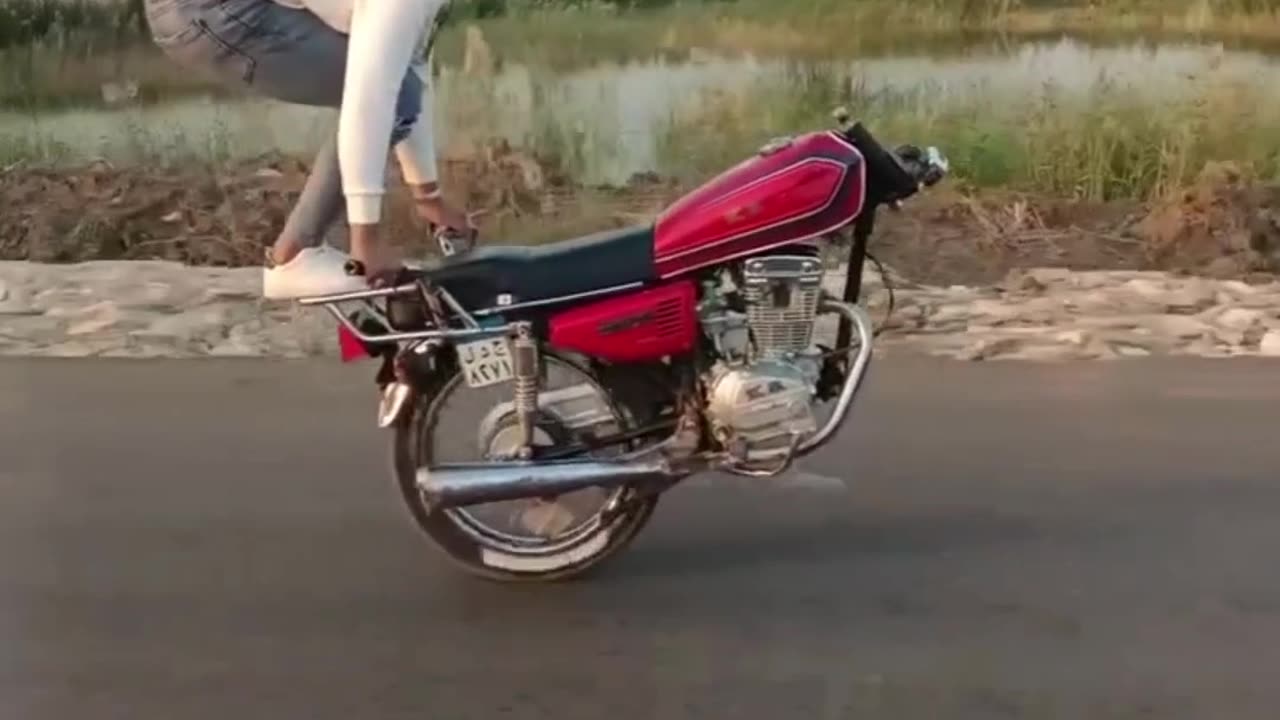 Ye kya ho raha hai🤣🤣 #motorcycle #trick #parking #jumping #stunt #bike #bikelife