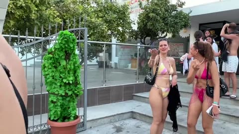 🌴 Bushman Pranks: Pretty girls can't resist!