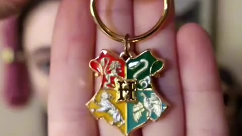 Quick Look: Newly RETIRED Hogwarts Crest Keychain By Noble collection #wizardingworld #harrypotter