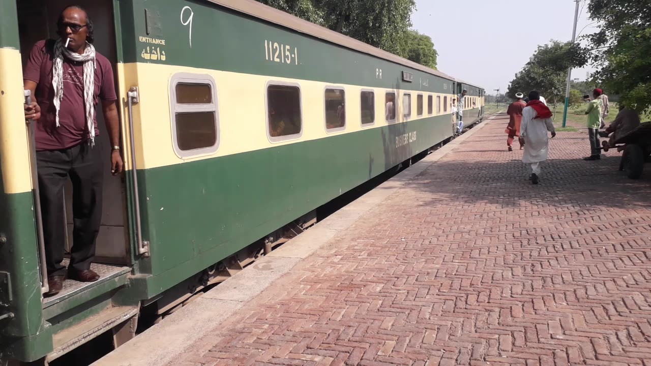 Tezgam train arriving at Gujranwala railway station. #train #railwys