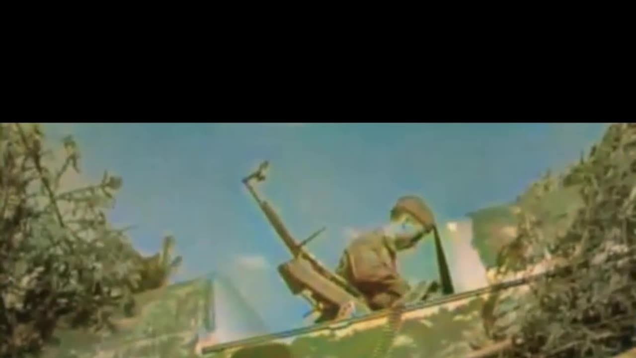 Soviet troops camouflage bomber crafty #Colourized footage 🇷🇺 🛩️ 🎨 🎥