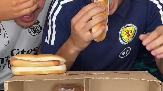 Avec un gros Hot Dog vous preferez du Ketchup ou du Dentifrice bleu