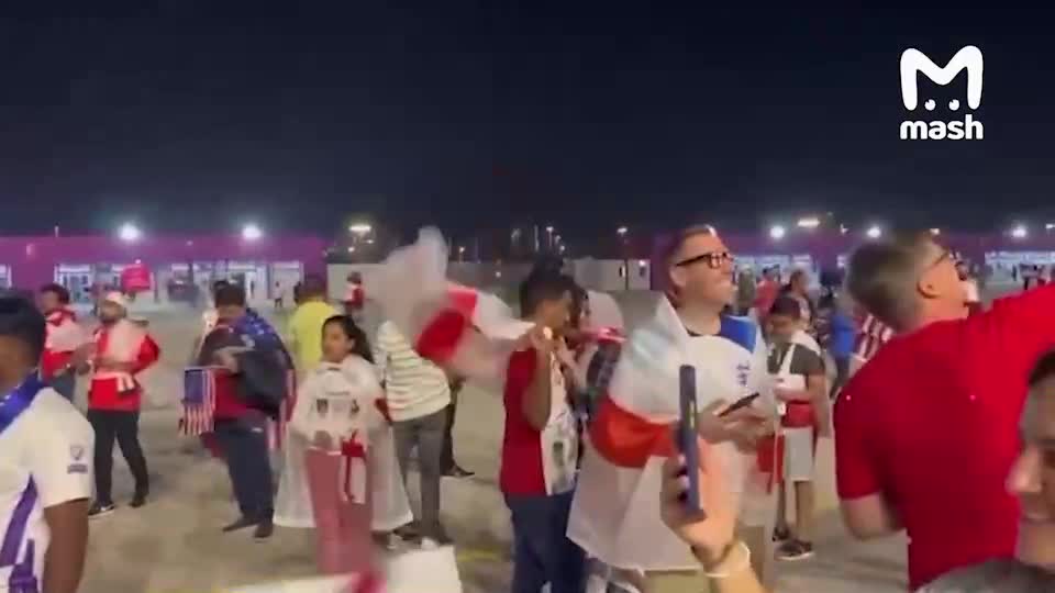 🇶🇦⚽️ British and Americans wave their flags under the Katyusha in Qatar
