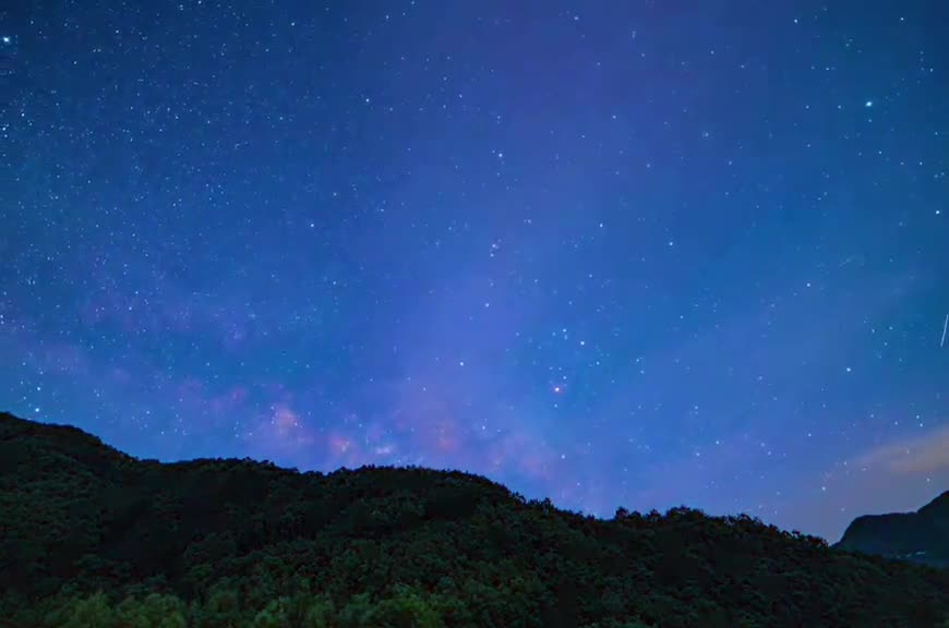 It took 3 hours and 680 photos in total to form this beautiful scene from the day to the stars.