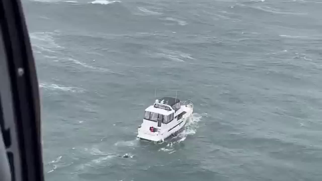 Massive wave wipes out boat during Coast Guard rescue