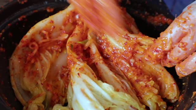 Pickled cabbage and radish in the snow can be eaten until the second spring - Watermelon Video