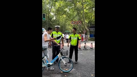Cyclist Gets Into A Fight With Traffic Inspectors In China