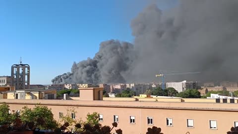 A massive fire broke out on Saturday afternoon in the Casilina-
