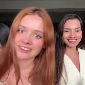 Humor siempre es bueno. Comedy aways is good.