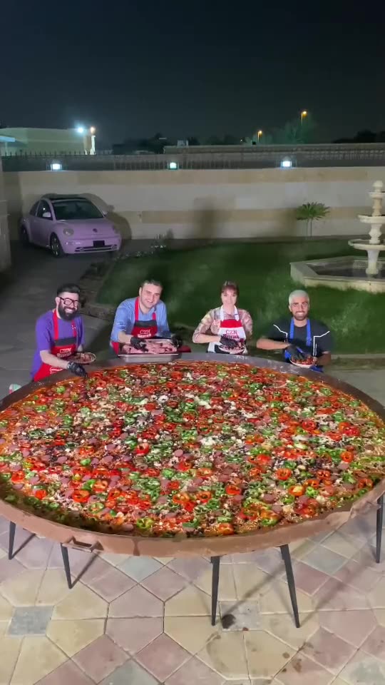 Czn farkıyla Dünyanın en Büyük pizzasını sever misi