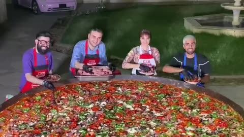 Czn farkıyla Dünyanın en Büyük pizzasını sever misi