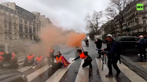 Francia | Los manifestantes se pegan a la carretera de París.