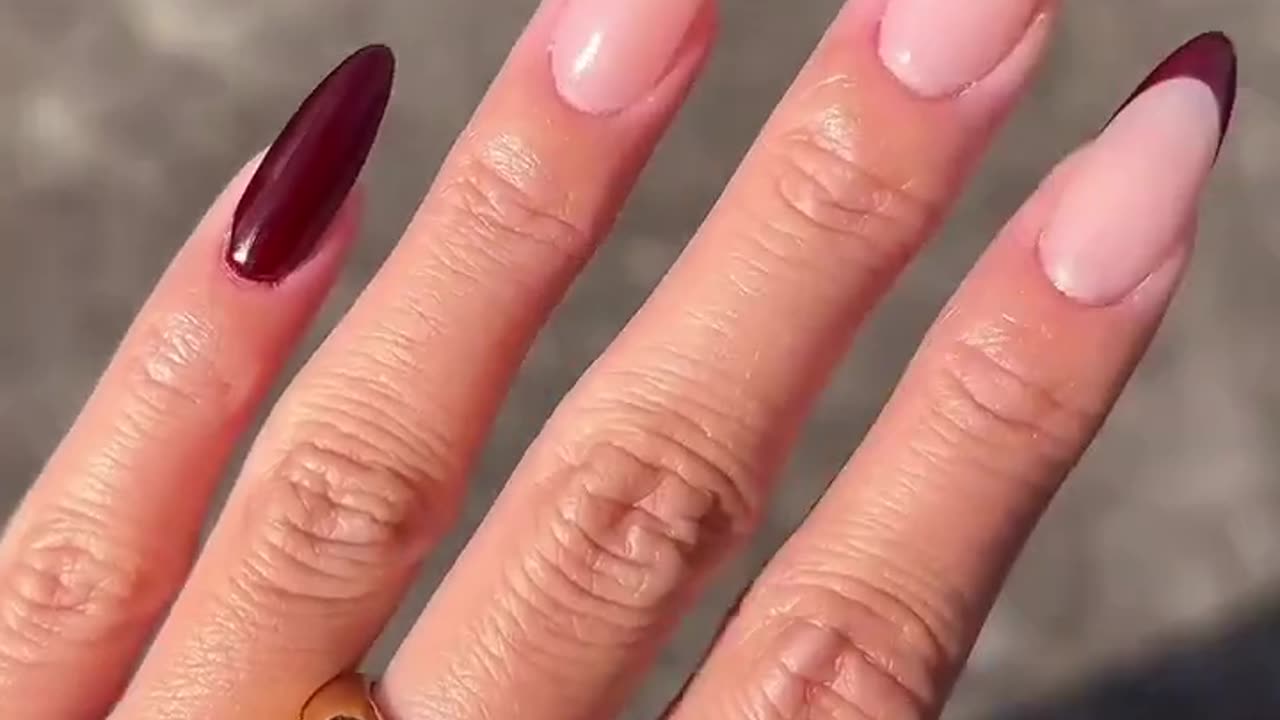 Such an exquisite nail polish style!