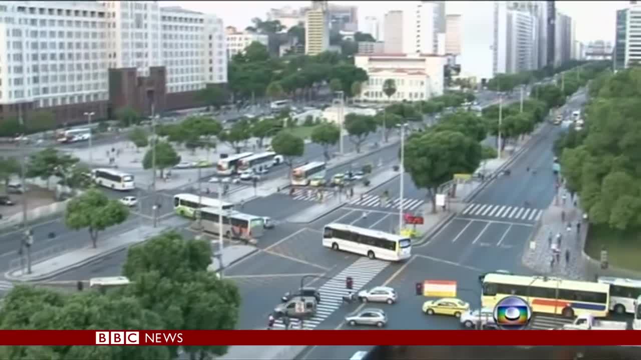 Rio robbery attempt filmed by TV crew - BBC News