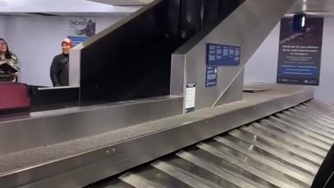 Baggage Claim Conveyor Appears to Malfunction at Chicago Airport