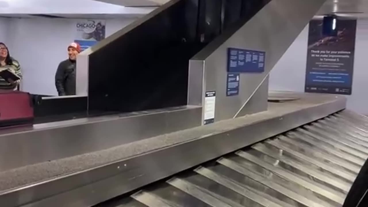 Baggage Claim Conveyor Appears to Malfunction at Chicago Airport