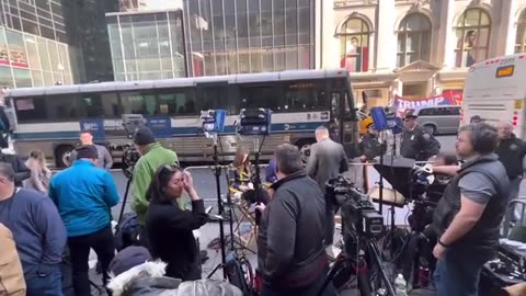 Alex Stein having fun with the scourge that is the mainstream media waiting for Trump 😂