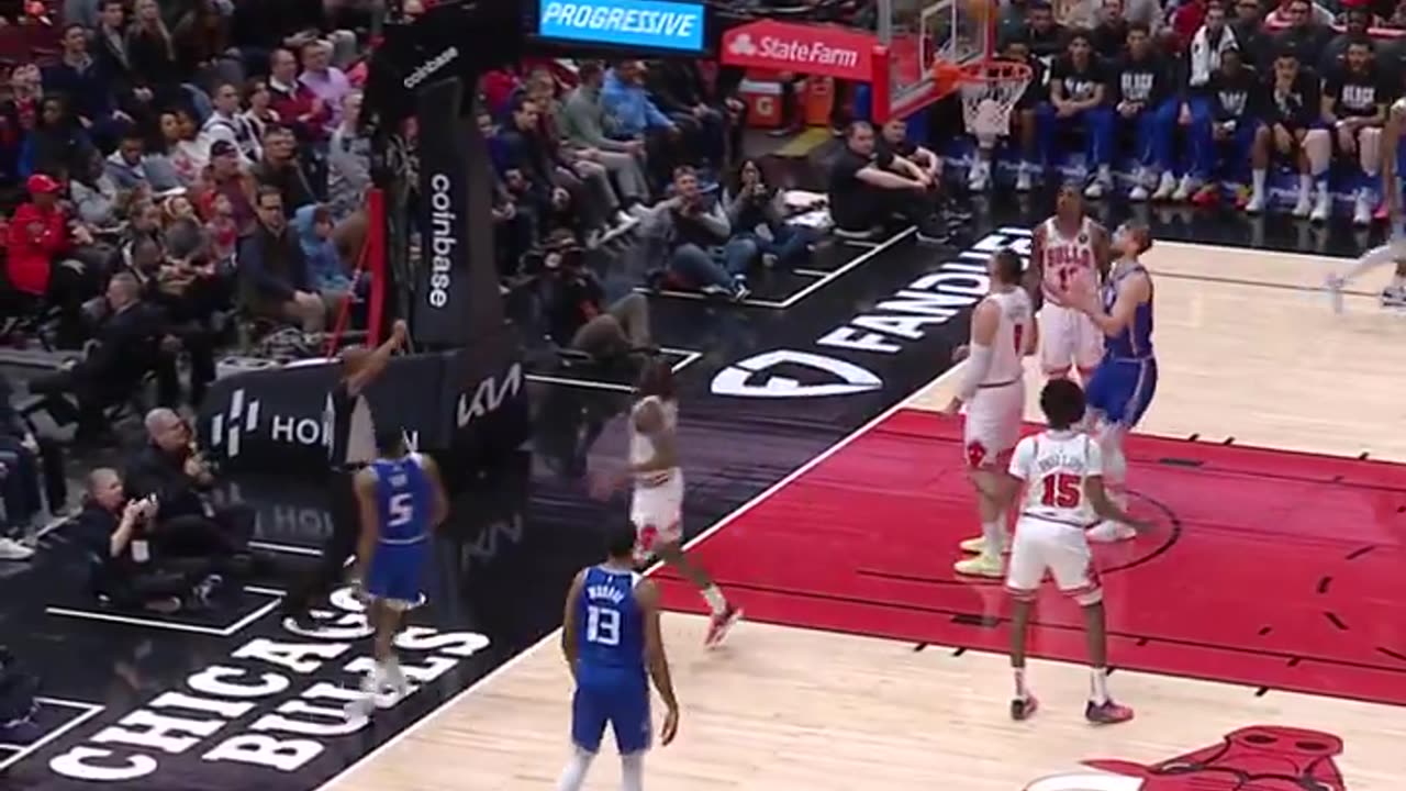 NBA - De'Aaron Fox SOMEHOW connects on the and-1 😲 Kings-Bulls